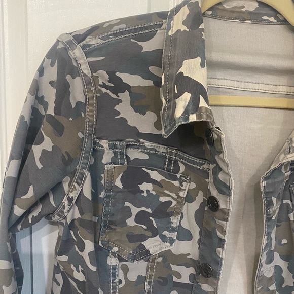 Camo Jean Jacket Size Small - Picture 9 of 13